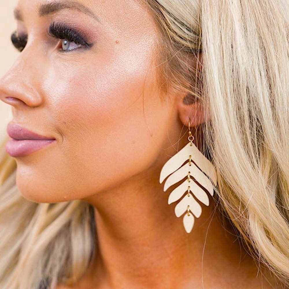 🆕🤍ITS SENSE: CREAM Wooden Dangle Feather Earrings
